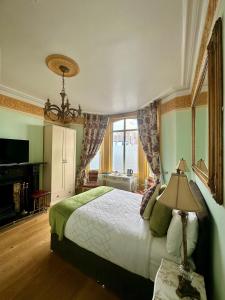 Un dormitorio con una cama grande y una ventana en Shandon Bells Guest House en Cork
