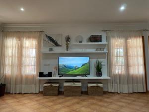 een woonkamer met een flatscreen-tv op een aanrecht bij Villa Moll in Cala Morell