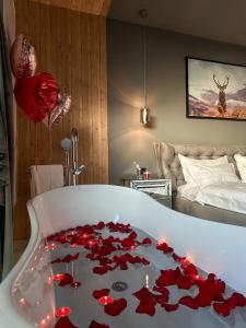 una habitación con una mesa llena de rosas rojas en Green Resort Bran, en Bran