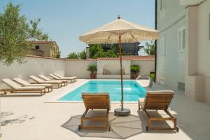 Swimmingpoolen hos eller tæt på Penthouse villa Bianca Vodice