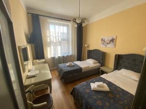 里加维科特里耶酒店的有两张床和一张桌子的酒店房间