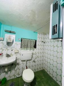 カトマンズにあるHeranya Hostelのバスルーム(トイレ、洗面台付)