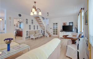 uma sala de estar com um sofá e uma mesa em Amazing Home In Seketin With 2 Bedrooms, Wifi And Outdoor Swimming Pool em Seketin