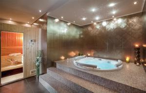 Ένα μπάνιο στο Nice Home In Karojba With Sauna