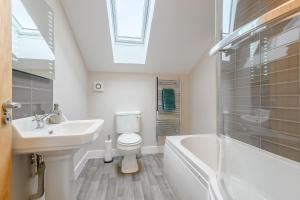 a bathroom with a sink and a toilet and a bath tub at Butterfly in Boston +23 photos