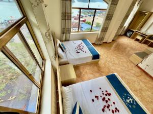 Una habitación con dos camas con sangre roja. en Cat Ba Plaza hotel, en Cat Ba