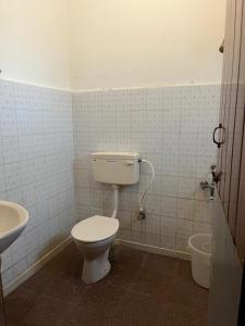 La salle de bains est pourvue de toilettes et d'un lavabo. dans l'établissement Deer Suites and Spa- Rock Beach White Town Zone , French Quarter, Pondicherry, à Pondichéry
