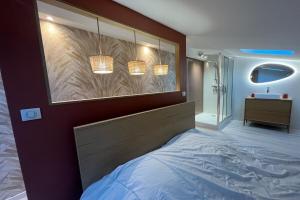 1 dormitorio con 1 cama grande y lavamanos en Superbe F3 Foch proche palais, en Cannes
