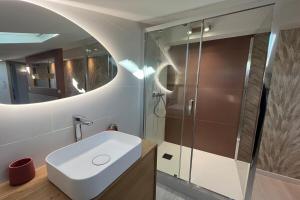 y baño con lavabo blanco y ducha. en Superbe F3 Foch proche palais, en Cannes