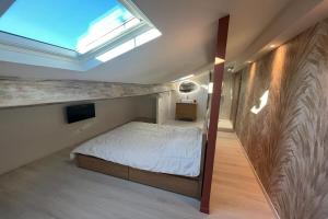 1 dormitorio pequeño con 1 cama y tragaluz en Superbe F3 Foch proche palais, en Cannes
