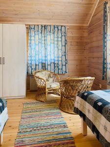 a room with two wicker chairs and a window at Fishing and holiday village Merikoivula in Uusikaupunki