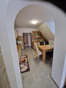 eine Küche und ein Esszimmer mit einem Torbogen in einem Haus in der Unterkunft Apartment LARA in Sankt Peter am Bichl