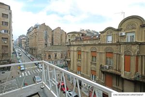 vistas a una calle de la ciudad con edificios en Downtown Belgrade Apartments, en Belgrado