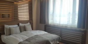 Ένα ή περισσότερα κρεβάτια σε δωμάτιο στο Hôtel Rallye & Entrées aux Bains de la Gruyère