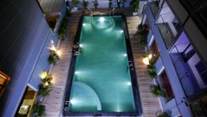 uma vista superior de uma piscina entre dois edifícios em Ananya Hotel em Digha