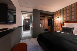 Postel nebo postele na pokoji v ubytování The Home Hotel Zürich - a member of DESIGN HOTELS