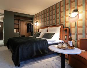 Postel nebo postele na pokoji v ubytování The Home Hotel Zürich - a member of DESIGN HOTELS