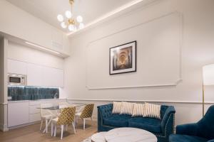 ein Wohnzimmer mit einem Sofa und einem Tisch in der Unterkunft Tandem Solera in Jerez de la Frontera