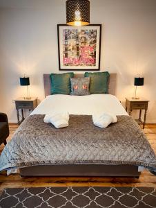 a bedroom with a large bed with two lamps at The Summer House - Free Onsite Parking in Cambridge