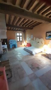 um quarto grande com uma cama no meio em 6, route de Maisons Manoir d'Argouges em Vaux-sur-Aure