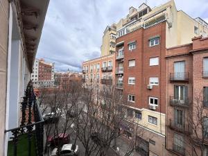 desde el balcón de una ciudad con edificios en Cosy flat Arganzuela - AC en Madrid