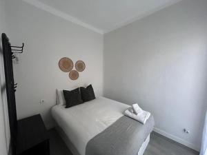 Dormitorio pequeño con cama y espejo en la pared en Cosy flat Arganzuela - AC en Madrid
