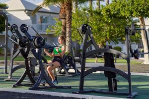 Posilňovňa alebo fitness centrum v ubytovaní H10 Ocean Suites
