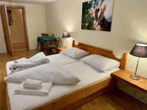 two twin beds in a room with at Familienfreundliche Ferienwohnung im schönen Thierseetal, FeWo 16 in Thiersee