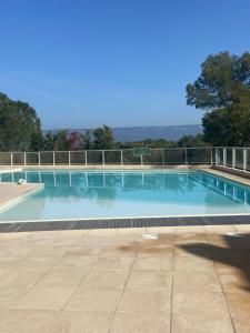 Πισίνα στο ή κοντά στο La petite bastide de Provence