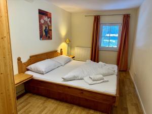 una camera da letto con un letto e due asciugamani di Familienfreundliche Ferienwohnung im schönen Thierseetal, FeWo 16 a Thiersee