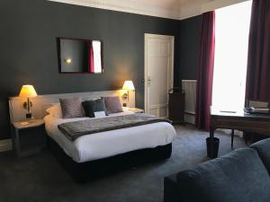 Postel nebo postele na pokoji v ubytování Hôtel Carlton Lille