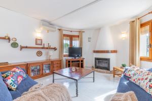 - un salon avec un canapé et une table basse dans l'établissement Villa Carlota Moraira, à Moraira
