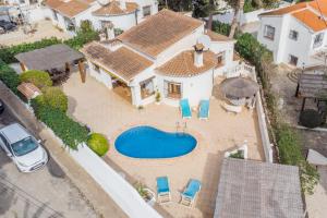 - une vue aérienne sur une maison avec une piscine dans l'établissement Villa Carlota Moraira, à Moraira