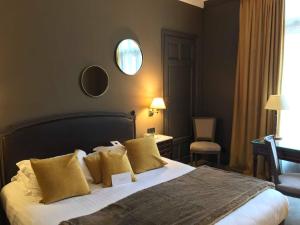 Postel nebo postele na pokoji v ubytování Hôtel Carlton Lille