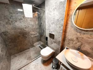 e bagno con servizi igienici, doccia e lavandino. di Downtown Sirkeci Hotel a Istanbul