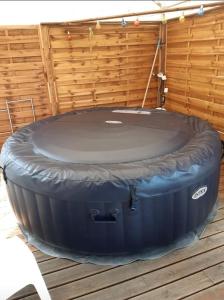 una habitación grande azul con suelo de madera en A la campagne chez l'habitant, en Germainville 1 foto más