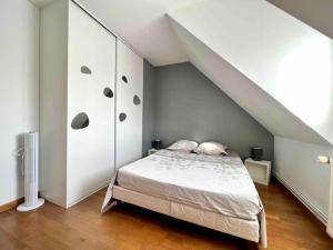 1 dormitorio con 1 cama en una habitación con ático en A la campagne chez l'habitant, en Germainville