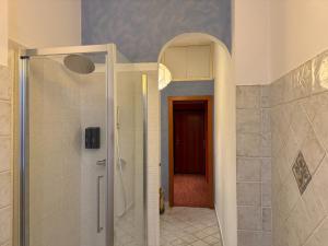 uma casa de banho com um chuveiro e uma cabina de duche ao nível do chão em Accomodo MIB52 Bivano Porta Genova em Milão