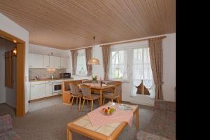 Kuchyň nebo kuchyňský kout v ubytování Hotel Hirschen