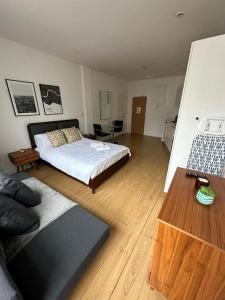 1 dormitorio con cama y sofá en Central London Gem 1 BR Flat Piccadilly Circus VR8, en Londres