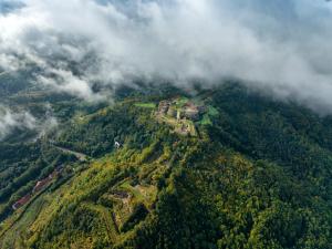 uma vista aérea de uma casa no topo de uma montanha em Twierdza Srebrna Góra Donżon em Srebrna Góra