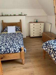 um quarto com uma cama e uma cómoda em Les Guittieres Gites em Sarcé