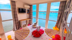 Uma TV ou centro de entretenimento em Grand Hotel Guarujá - A sua Melhor Experiência Beira Mar na Praia!