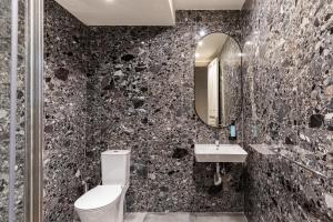 La salle de bains est pourvue de toilettes, d'un lavabo et d'un miroir. dans l'établissement #Figaro apt by halu!, à Thessalonique