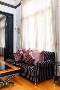 - un salon avec un canapé en face d'une fenêtre dans l'établissement #Figaro apt by halu!, à Thessalonique