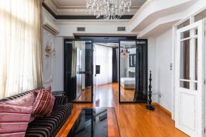 - un salon avec un canapé et un lustre dans l'établissement #Figaro apt by halu!, à Thessalonique