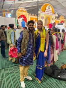 mężczyzna i kobieta pozujący do zdjęcia na imprezie w obiekcie Karma Hostel w mieście Khajuraho