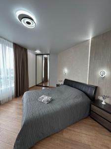 a bedroom with a large bed in a room at Apartamenty Stepana Bandery 35 in Truskavets