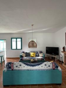 a living room with a couch and a tv at Villa Turquesa in Zahora