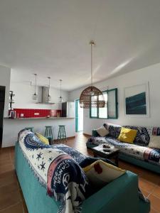 ein Wohnzimmer mit einem Sofa und einem Tisch in der Unterkunft Villa Turquesa in Zahora